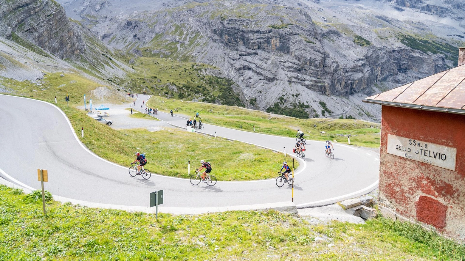 Un lungo fine settimana per scoprire e scalare Stelvio, Mortirolo, Gavia e Laghi di Cancano liberi dal traffico motorizzato, vivendo il puro piacere delle due ruote e la bellezza dei territori senza pensieri