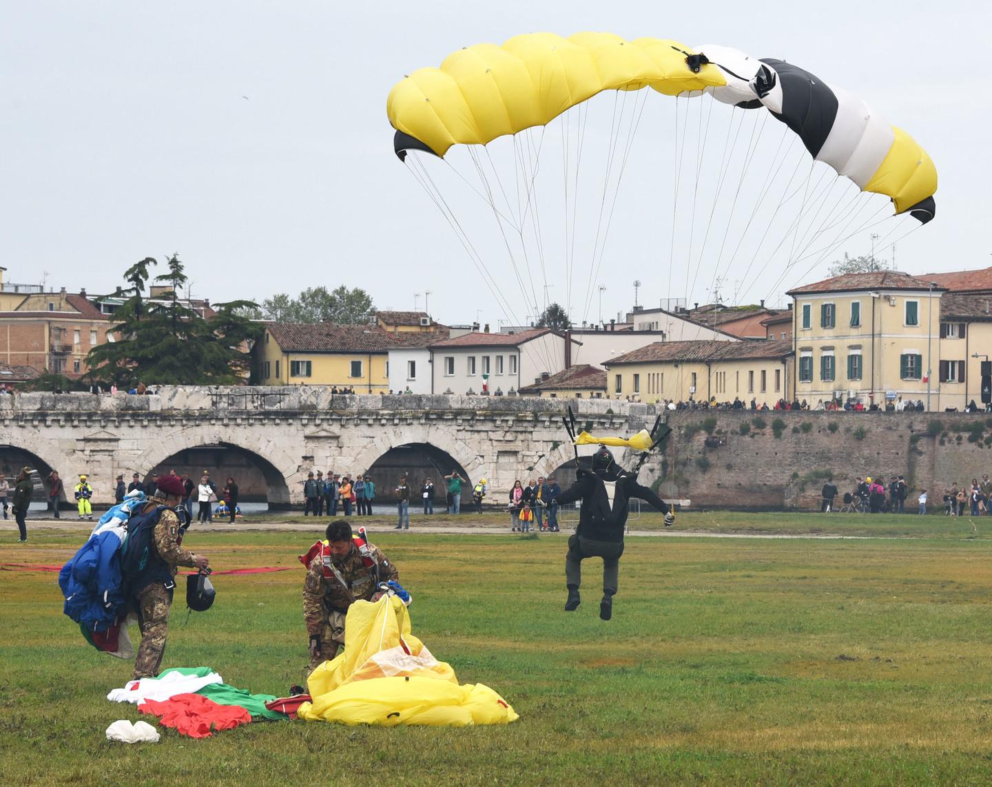 Desio, paracadutista precipita dopo il lancio e si schianta in un campo: è grave. Cancellata la Festa dello sport