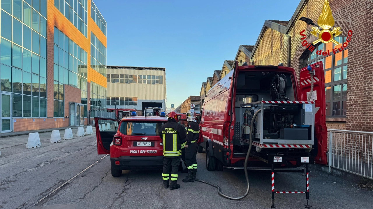 Vigili del fuoco in azione per spegnere un rogo divampato in un capannone di viale Sarca a Milano (Foto vigili del fuoco)