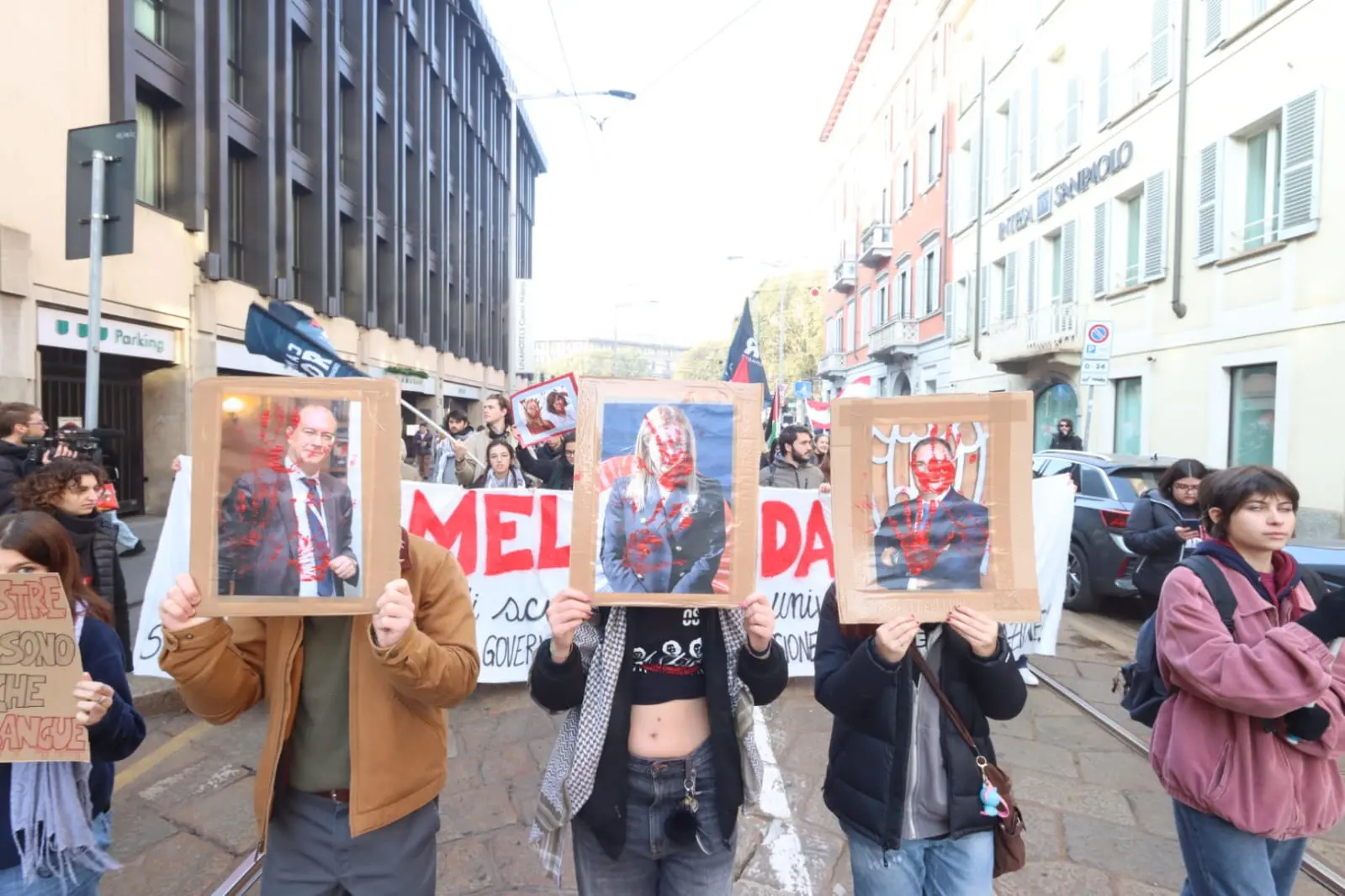 No Meloni Day, la protesta degli studenti e le foto della premier imbrattata di vernice rosso sangue