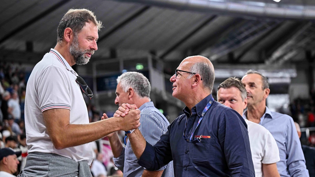 Giacomo Galanda, a sinistra, insieme al presidente di LegaBasket Umberto Gandini