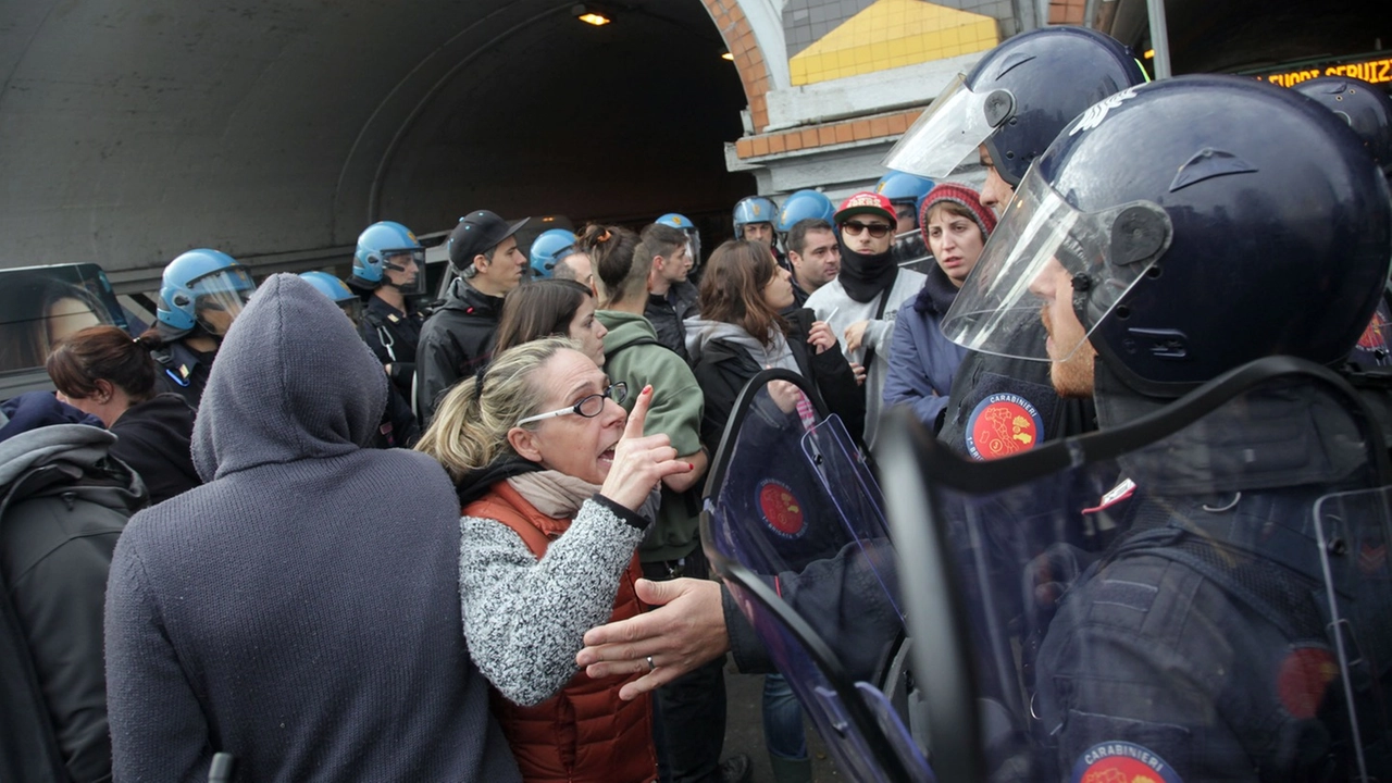 Tensioni durante uno sgombero di case occupate (foto archivio)