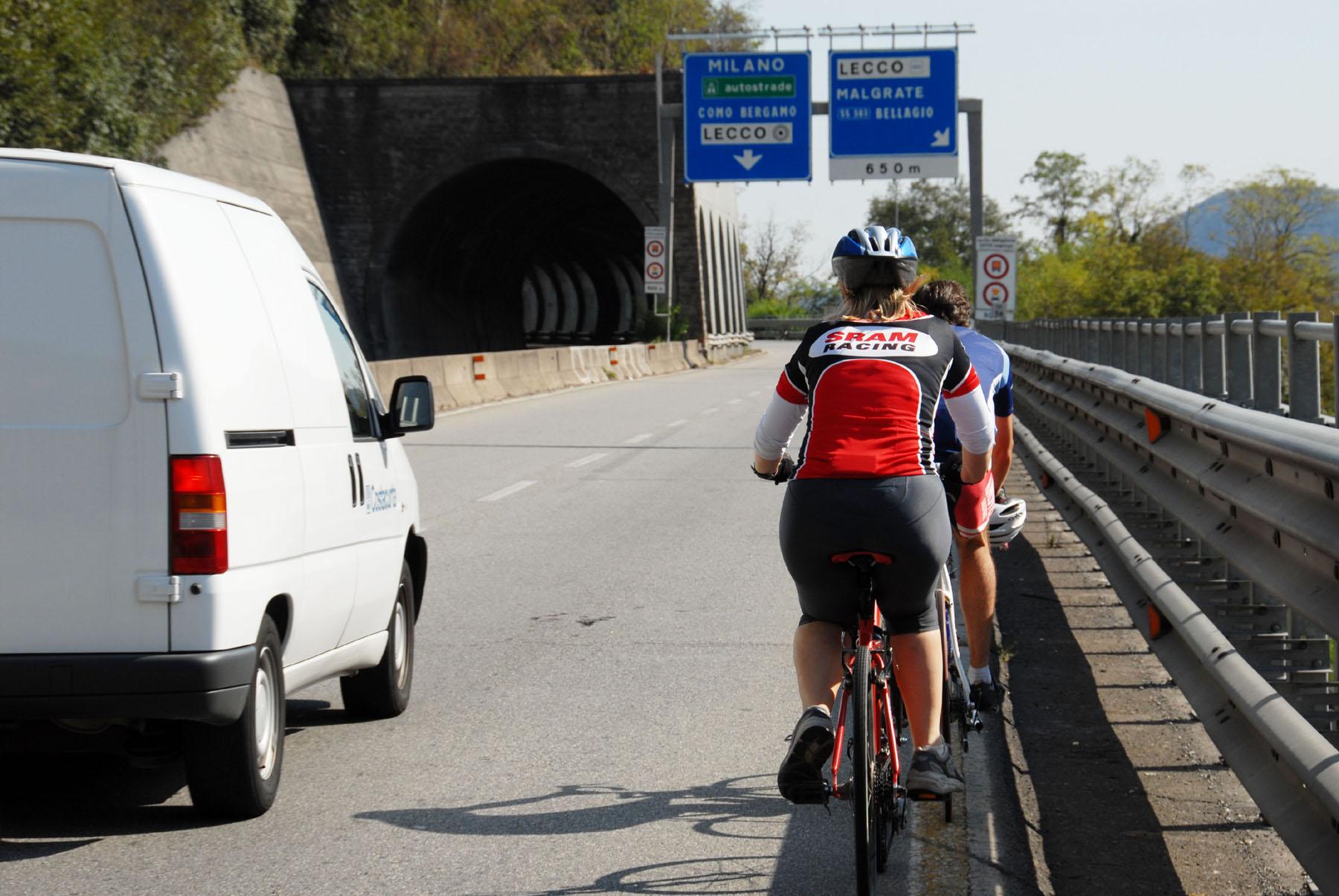 Ciclisti sulla statale 36, l’azzardo mortale di tre sportivi. Il campione di triathlon Ivan Risti: “sbagliato ma non hanno alternative”