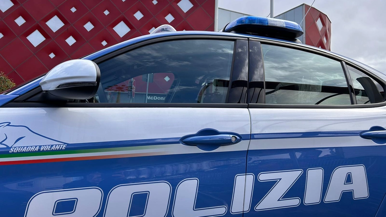 La pattuglia della polizia davanti al centro commerciale di Tavernola