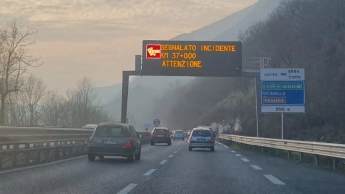 Il messaggio che avvisa dell'incidente, avvenuto all'altezza di Molteno sulla Statale 36