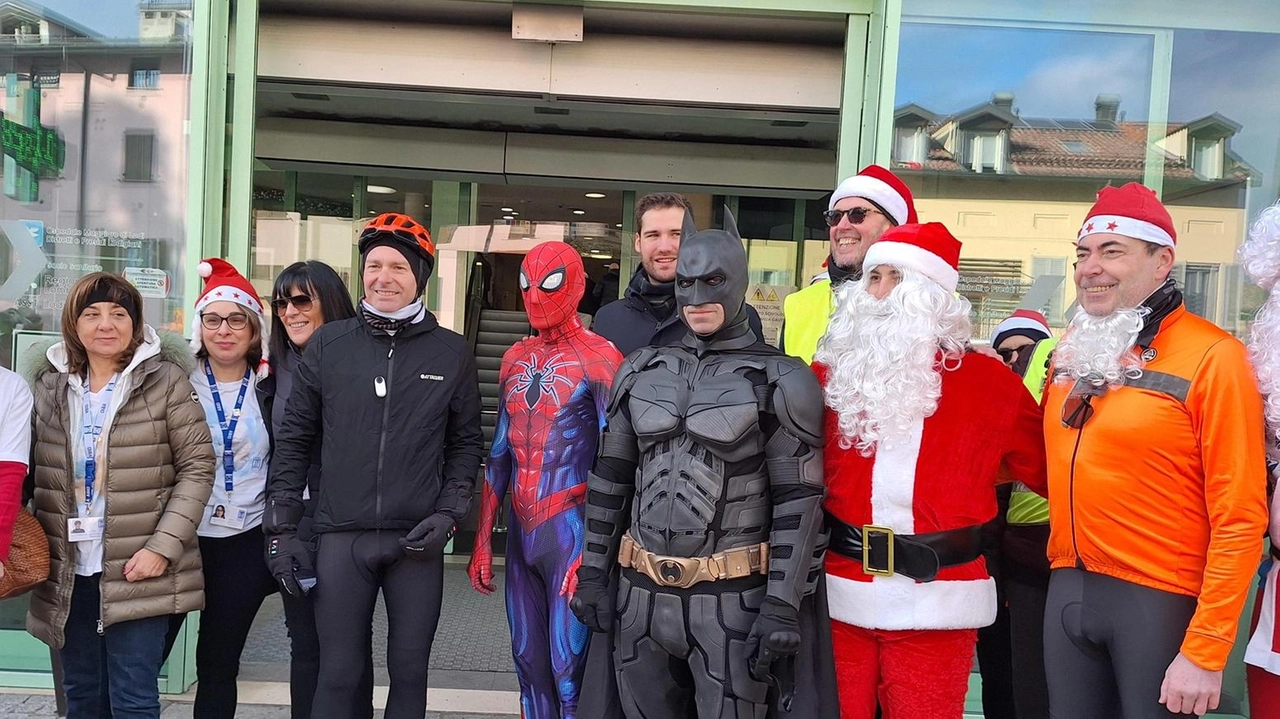 Non un Babbo Natale, ma ben cento hanno girato la città domenica mattina. La Pedalata dei Babbi Natale, iniziativa benefica...