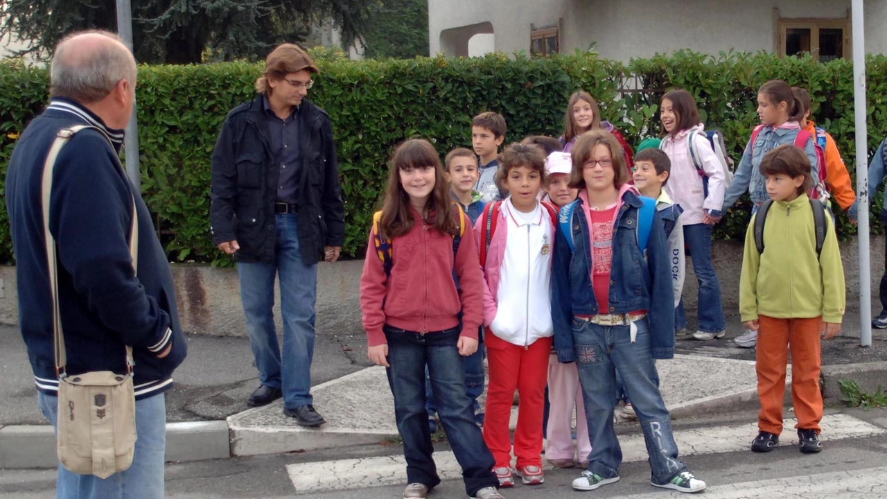 Il Comune di Cerro al Lambro lancia un appello per reclutare più volontari per il servizio Pedibus, che al momento ha più iscritti che accompagnatori. La mancanza di volontari ha portato alla sospensione delle nuove iscrizioni, causando disagi alle famiglie. Chiunque sia interessato può contattare il Comune per offrire il proprio aiuto.