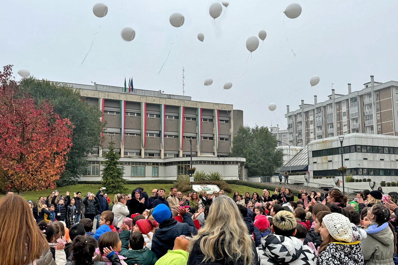 Rozzano, i bambini della scuola primaria salutano il sindaco