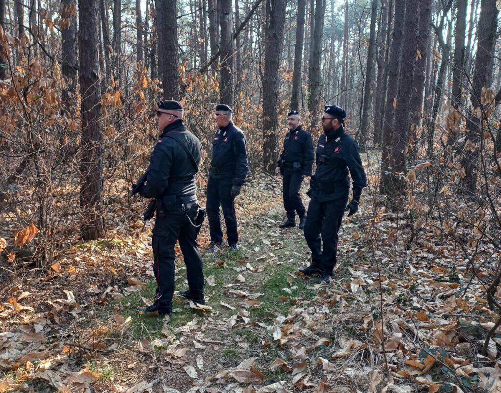 Il mistero del cadavere nel bosco a Cisliano: documenti falsi e scena alterata. Il sospetto: ucciso altrove e poi abbandonato