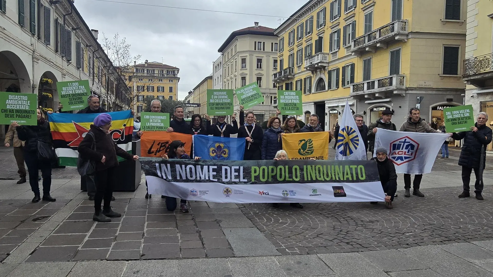 La mancata bonifica della Caffaro attesa da vent’anni scatena la rabbia degli ambientalisti bresciani: “Vogliamo giustizia in nome del popolo inquinato”