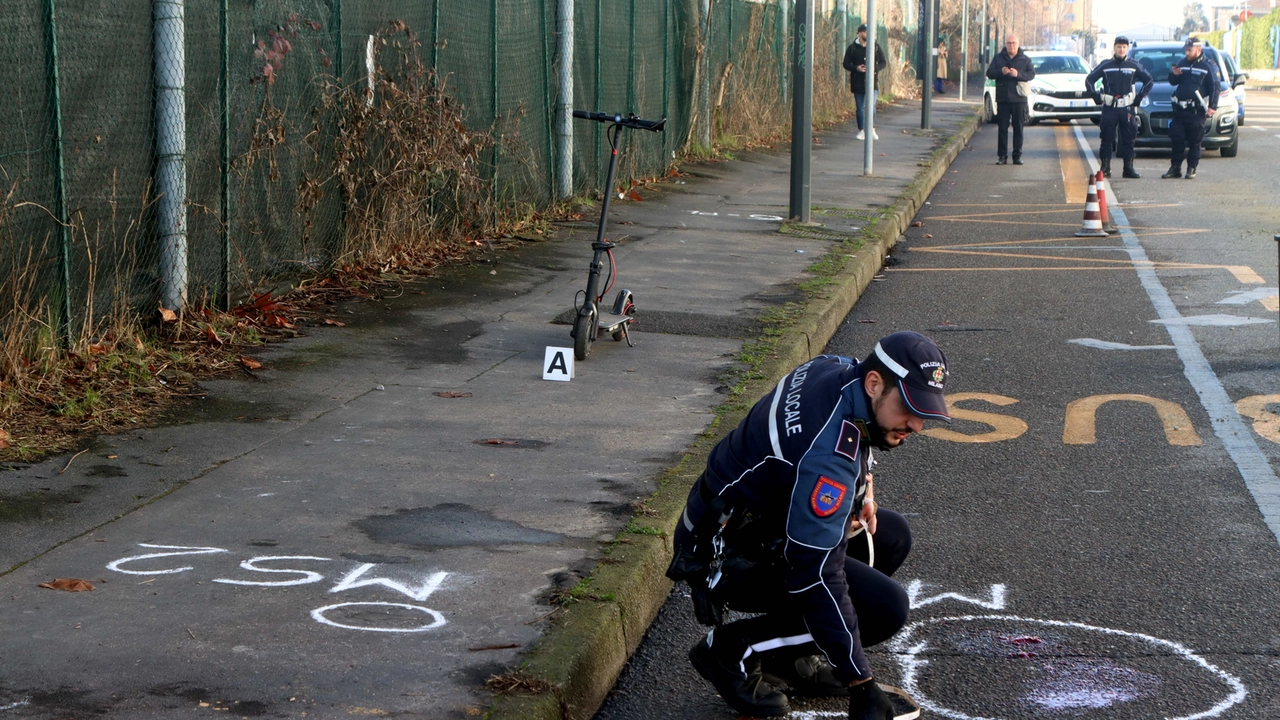 I rilievi della polizia locale sul luogo dove la donna in bicicletta è stata investita