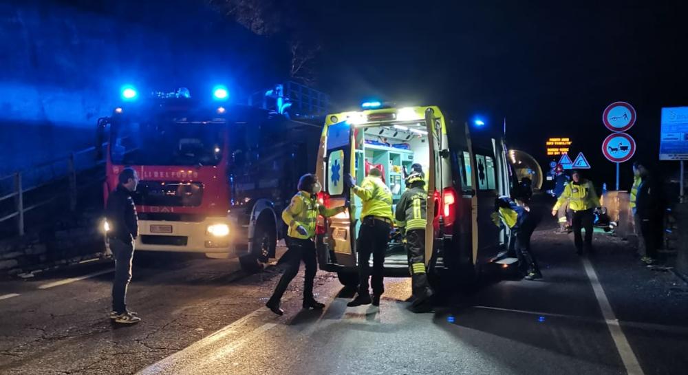 Abbadia, tre giovani falciati da un’auto sulla Sp72. Uno è grave. Traffico paralizzato