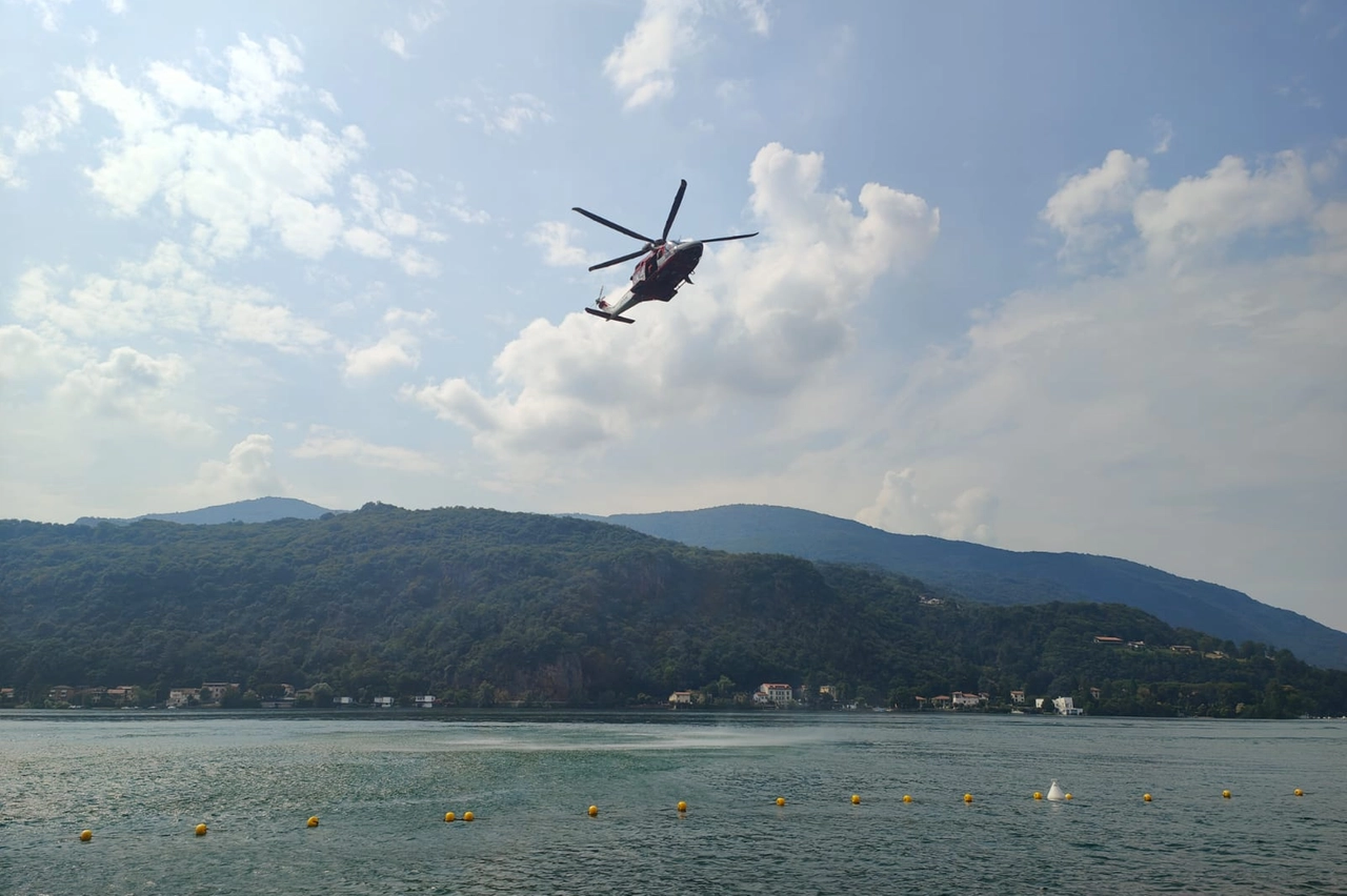 L'elicottero dei vigili del fuoco decollato da Malpensa