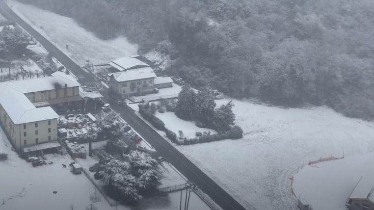 Nevica in Lombardia, anche a bassa quota: i paesaggi imbiancati dalla Valsassina alla Valtellina