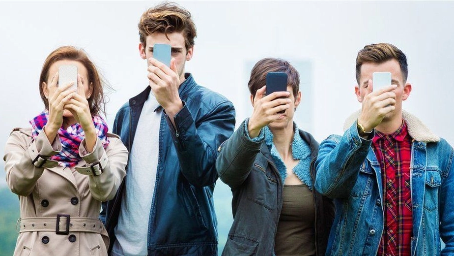 Lo smartphone: strumento ormai irrinunciabile per i giovani (Archivio)