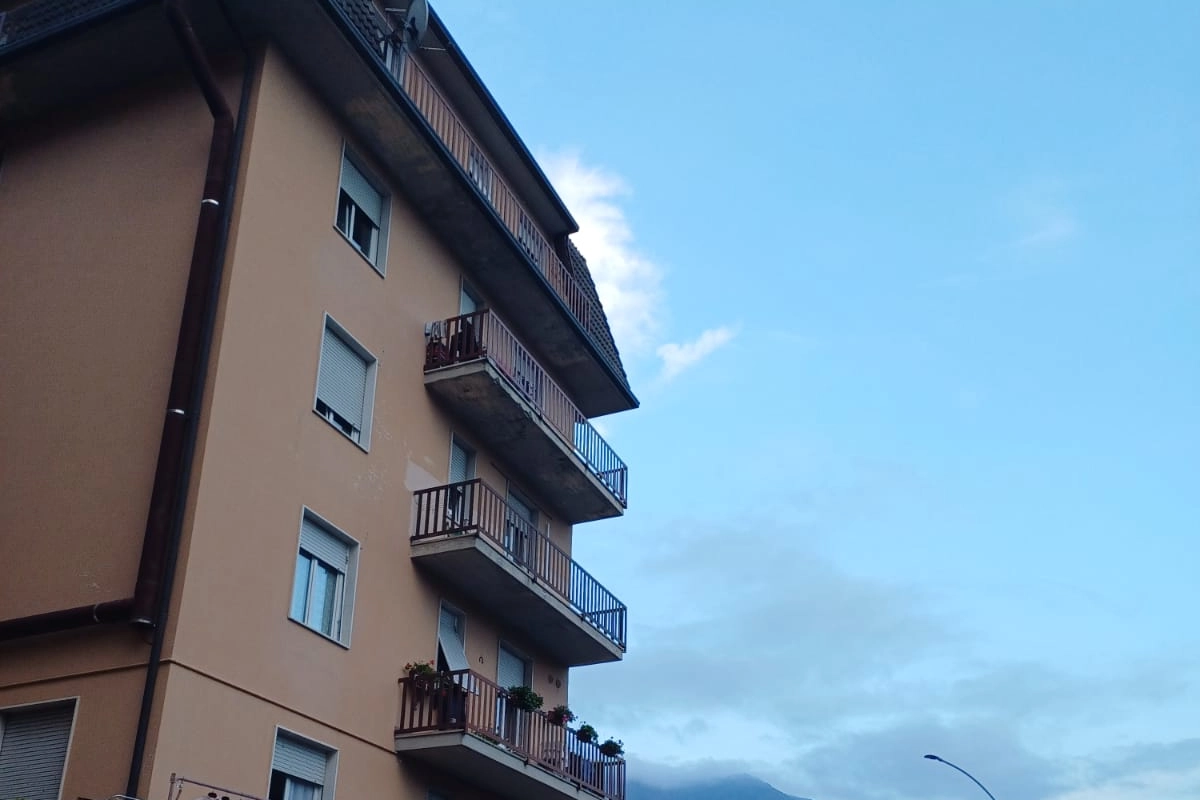 Il condominio di via Nazionale 124 a Costa Volpino