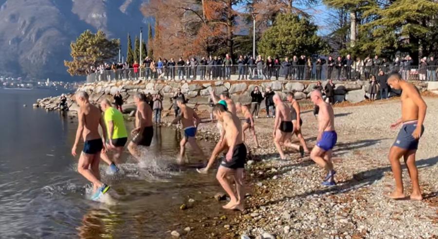 A Mandello tredici Pinguini del Lario inaugurano il 2025 con un tuffo a 8 gradi