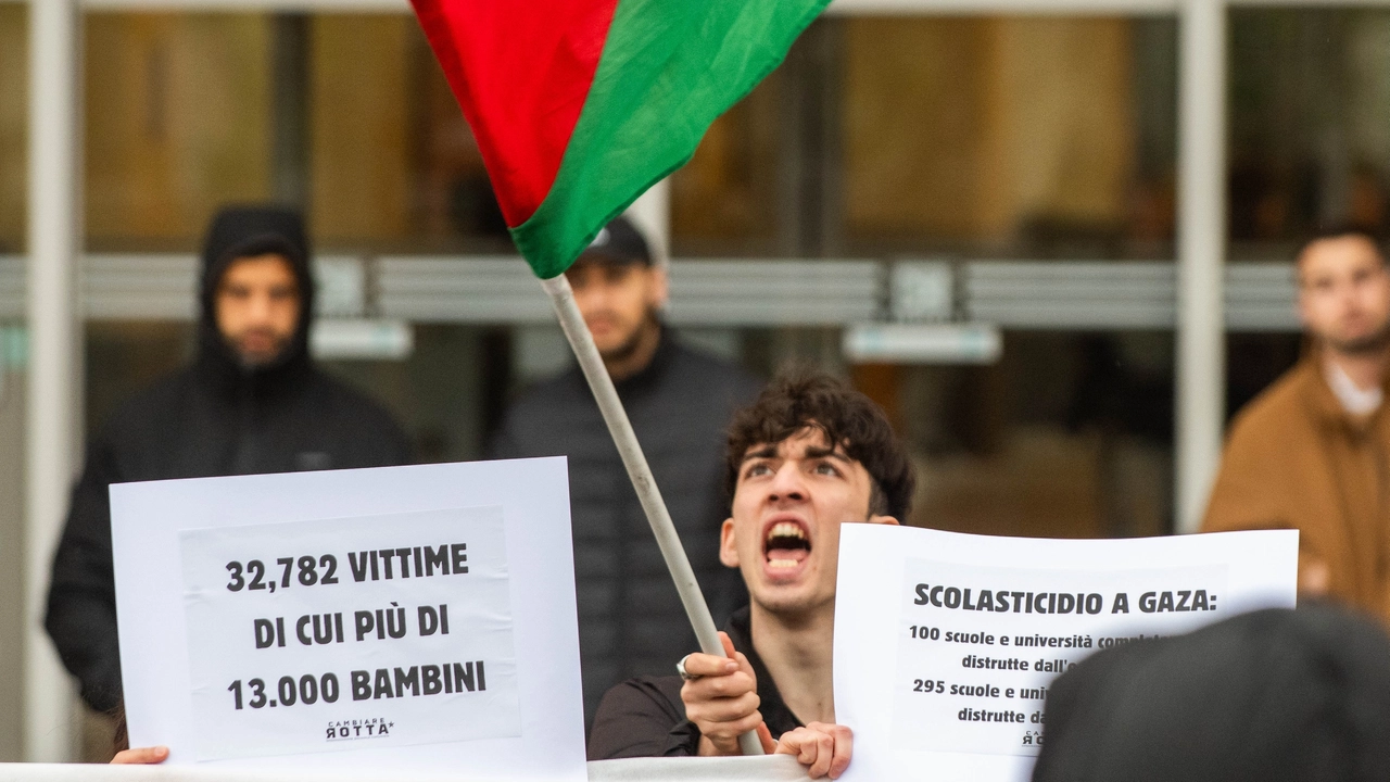 La protesta di Cambiare Rotta all'università Bicocca (Foto Fasani)