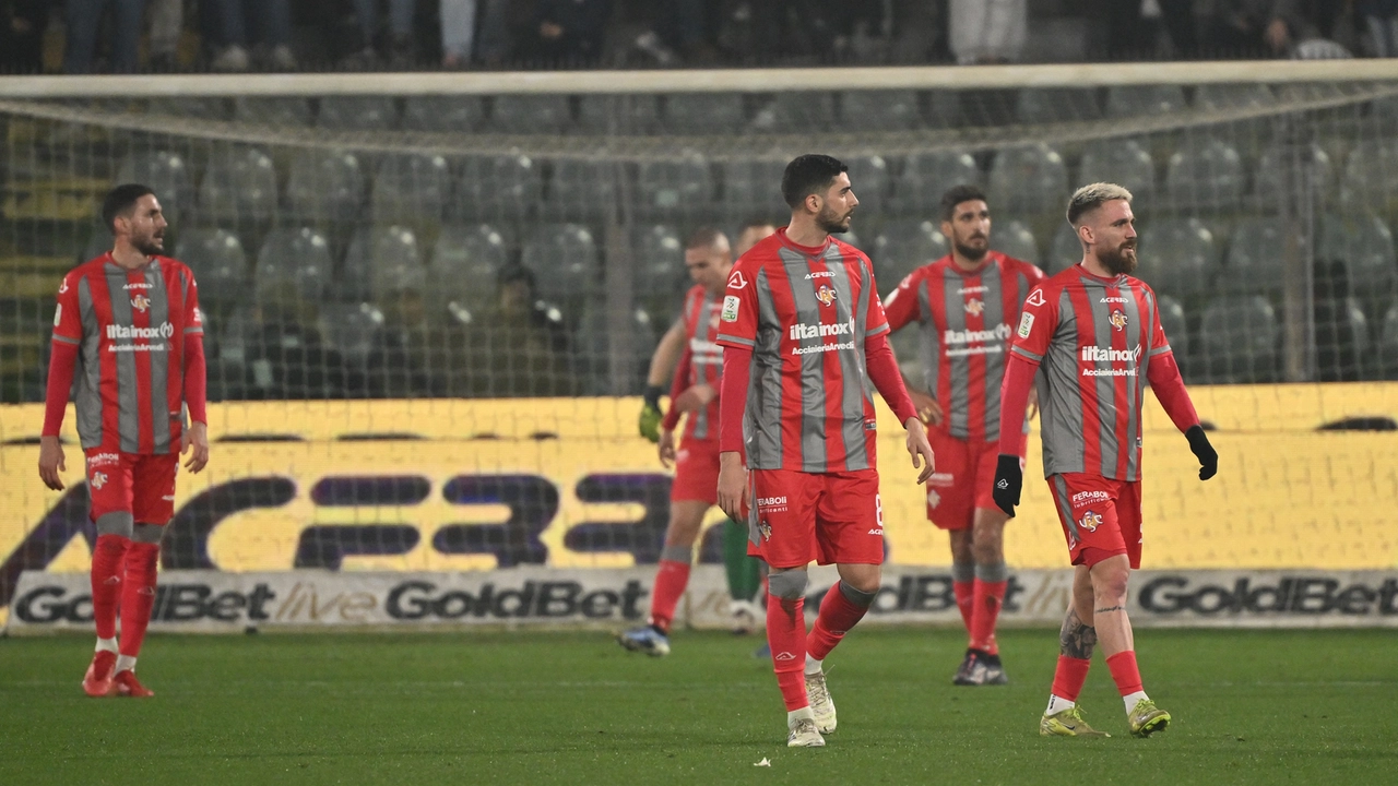 La delusione della Cremonese dopo il gol subito nel finale