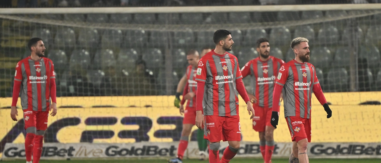 Bastoni gela la Cremonese al quarto minuto di recupero. Brutta caduta con il Cesena