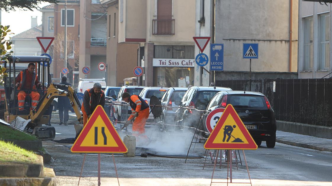 Monza, voragine in via Manzoni: circolazione stradale a rischio paralisi