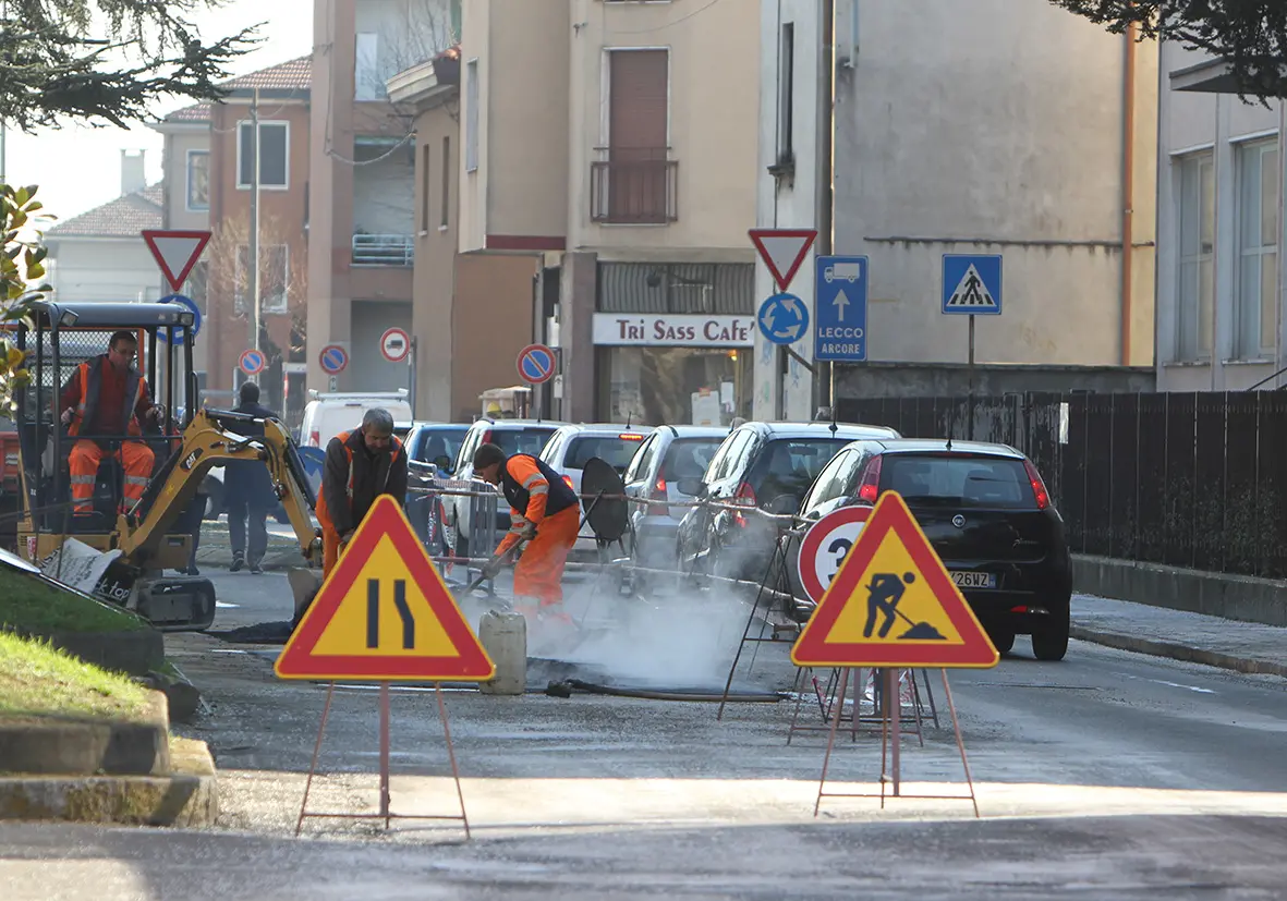 Monza, voragine in via Manzoni: circolazione stradale a rischio paralisi