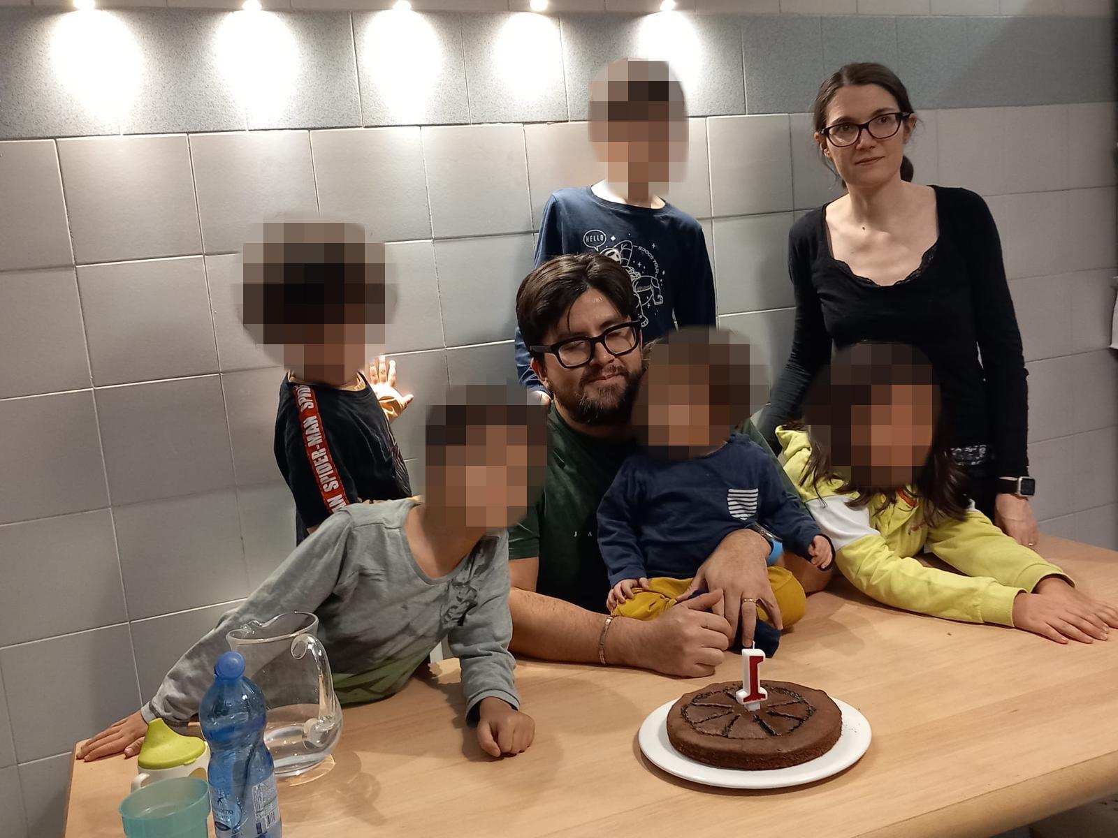 Famiglia con cinque figli, le feste in casa Baez: “Meno regali, più condivisione. Non sono concessi imprevisti”