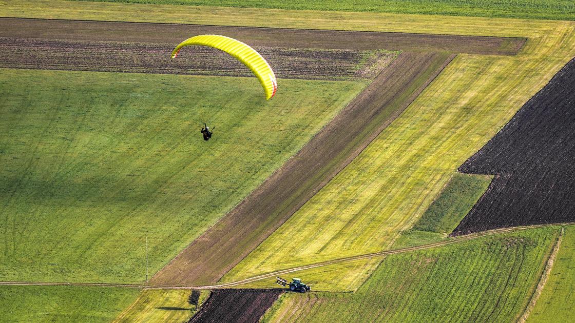 Si lancia col parapendio a 78 anni: precipita nell’Oltrepò Pavese e viene portato d’urgenza in ospedale