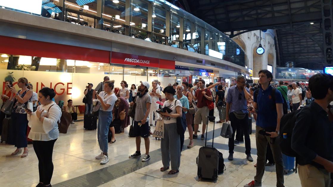 Milano paralizzata per un guasto ferroviario: decine di treni bloccati e ritardi fino a 180 minuti