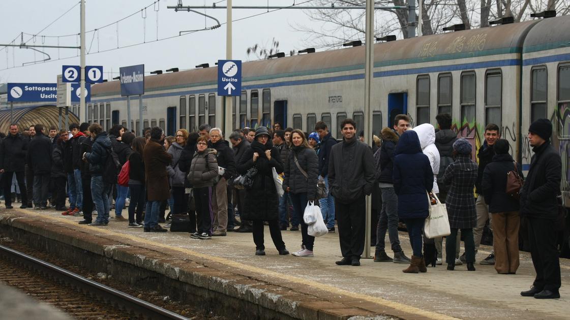 Attraversa i binari a Colorina, uomo muore travolto dal treno