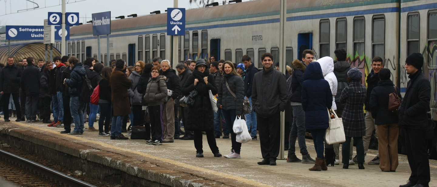 L'incidente intorno alle 9, circolazione ferroviaria in tilt. La vittima sarebbe un anziano del posto