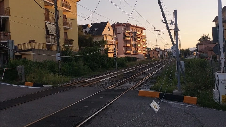 Gazzada Schianno, danni al passaggio a livello