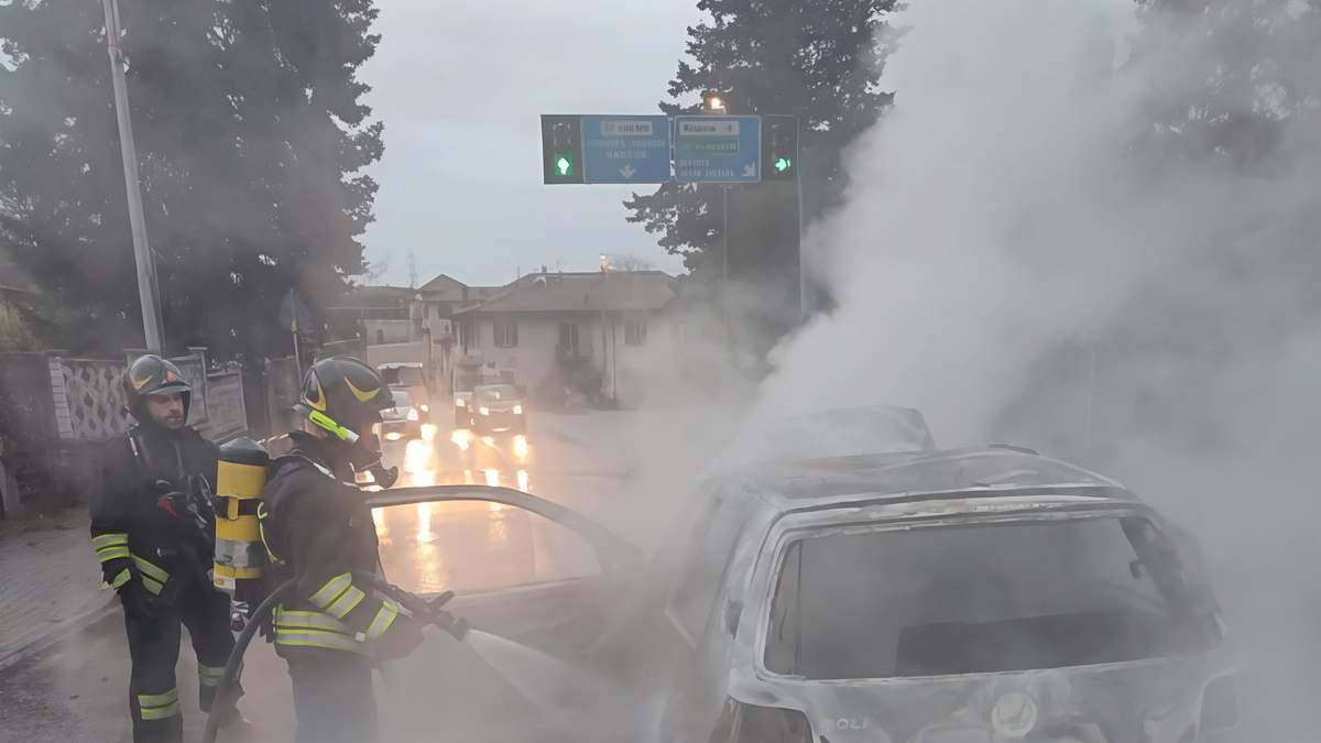 Auto al semaforo prende fuoco. La conducente si salva in extremis