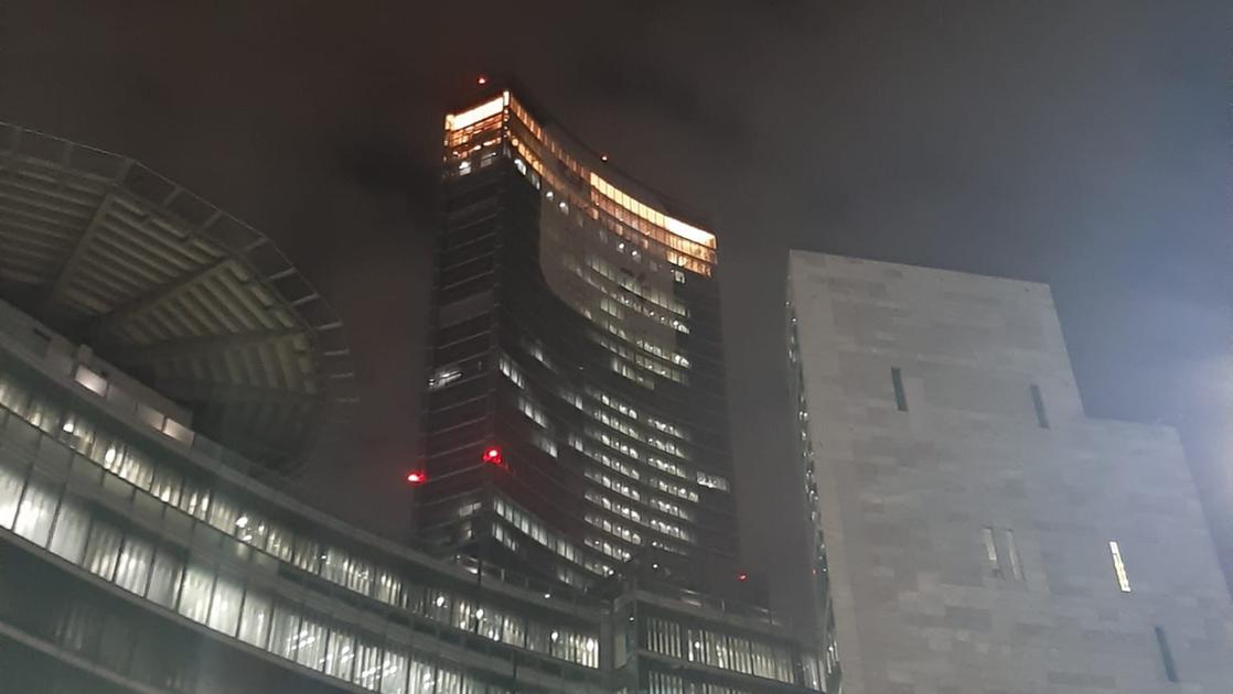 Palazzi della Regione illuminati di arancione, Fontana: “Una preghiera per ostaggi uccisi in prigionia non richiede alcuna riflessione politica”