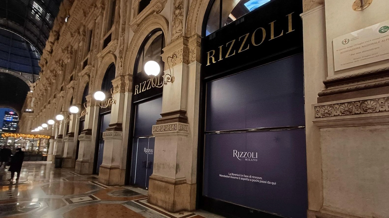 La storica libreria Rizzoli in Galleria Vittorio Emanuele II è chiusa per restyling. Le porte d’ingresso sono chiuse da grandi...