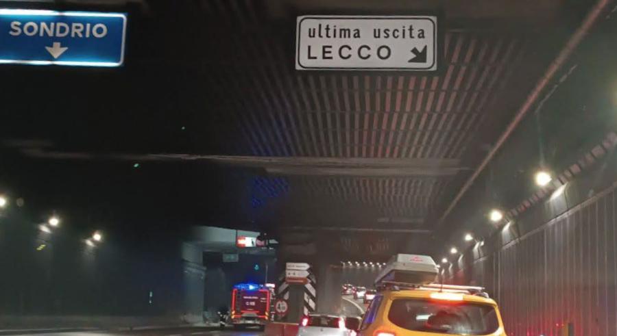 Lecco, auto ribaltata: chiuso l