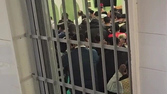 La preghiera a turni nel centro islamico di Pioltello: niente evento al parco