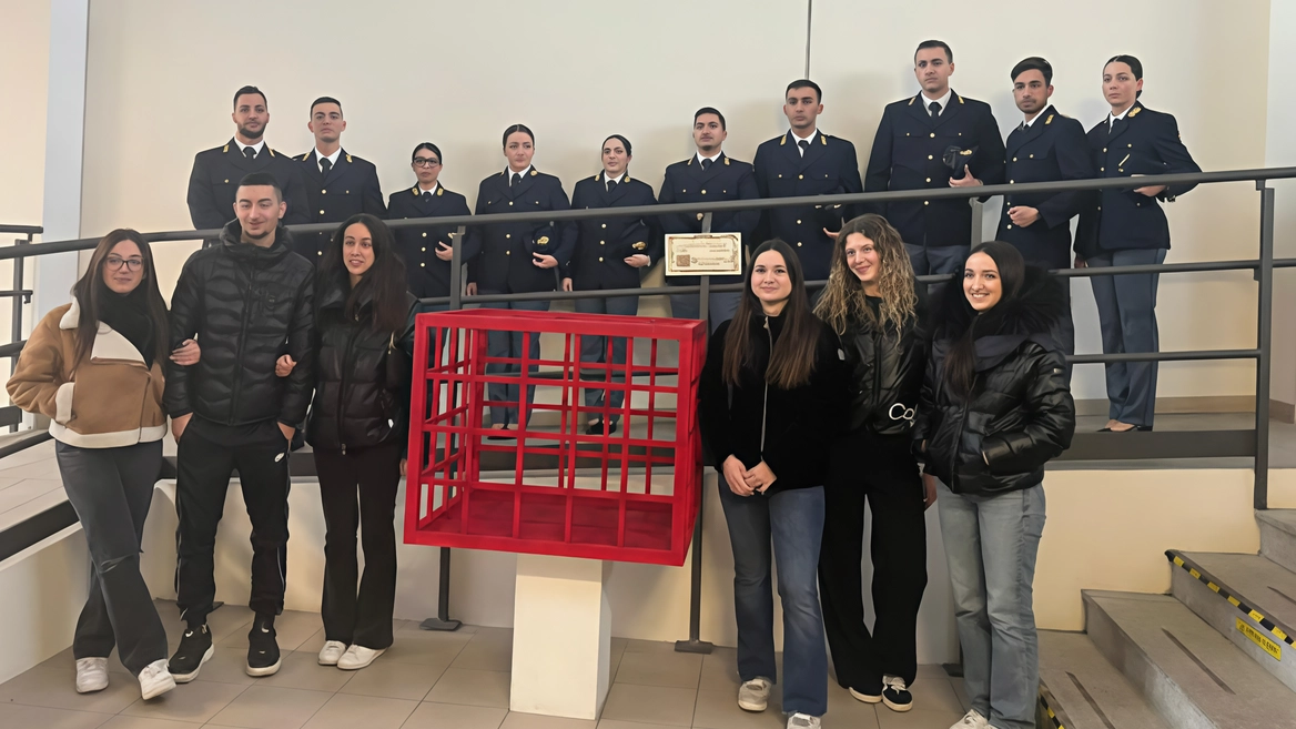 Gli studenti dell’Istituto Superiore Meroni di Lissone hanno portato in Questura la “Gabbia Rossa“ per le vittime di violenze