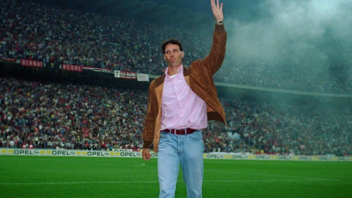 Il saluto di Van Basten a San Siro prima del Trofeo Berlusconi del 1995: il Cigno non scenderà più in campo