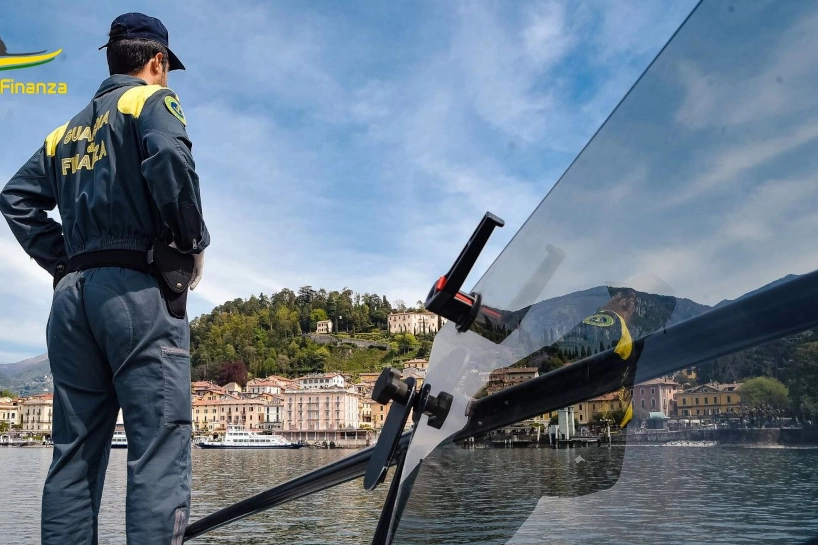 L'imbarcazione abusiva non è sfuggita agli occhi del Roan della Guardia di Finanza