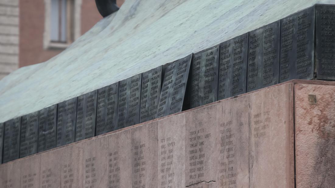 Sfregiato il monumento ai Caduti. Moccia annuncia un’indagine