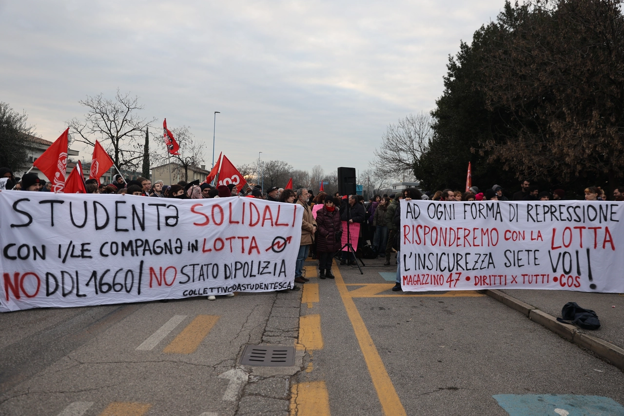 Brescia presidio attiviste davanti alla questura