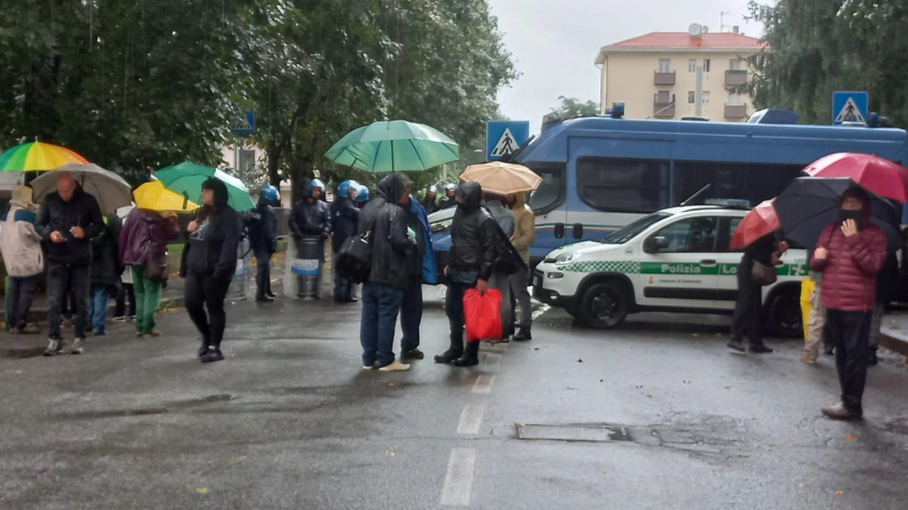 Il presidio contro il taglio degli alberi per far posto alla scuola La protesta pacifica è proseguita per due mesi