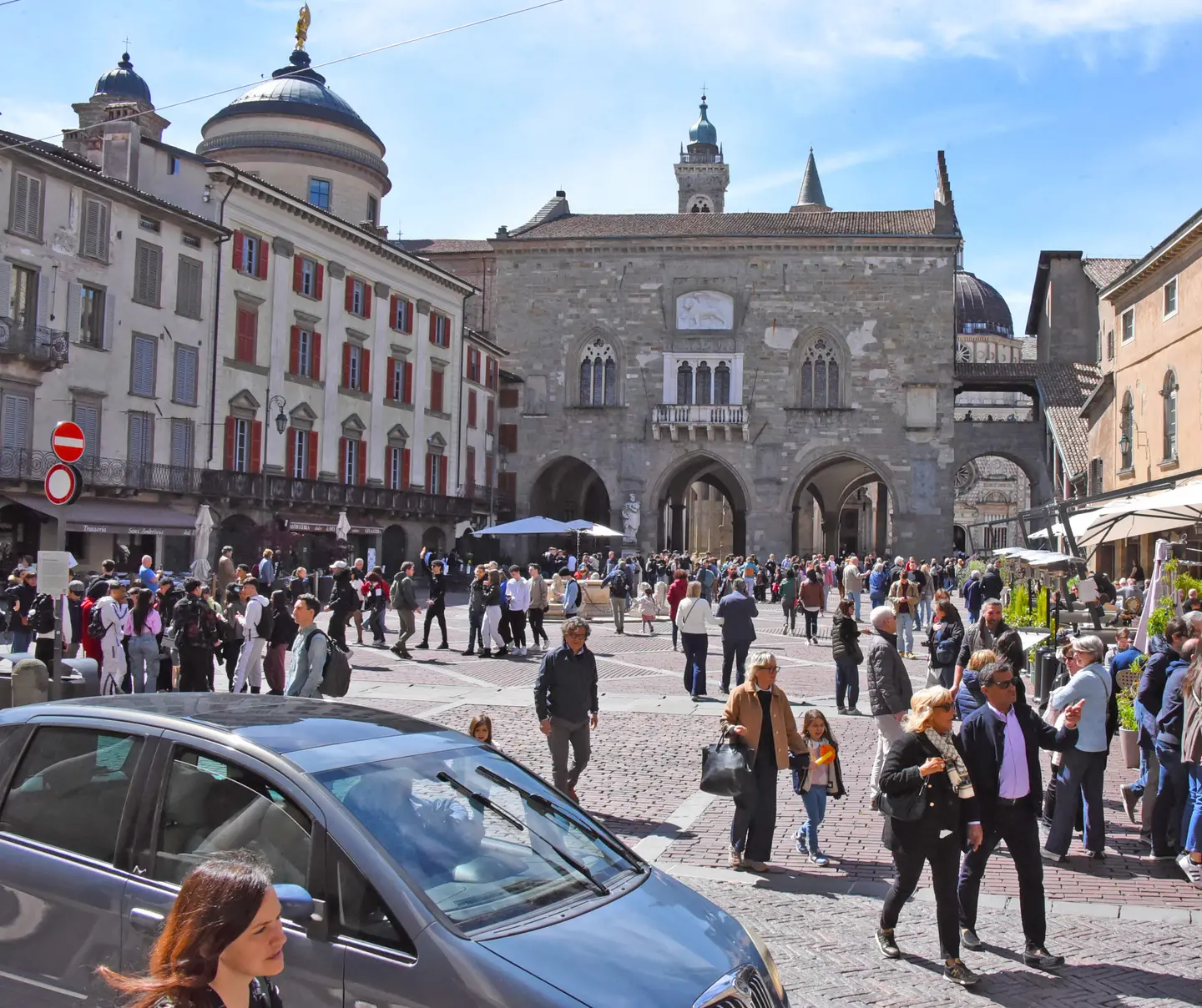 Bergamo, i negozi di Città Alta fanno lo “sconto”: prima ora di parcheggio gratis per i clienti