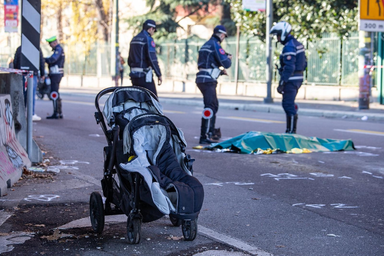 Il luogo dove è stata investita e uccisa la giovane madre. In primo piano, il passeggino su cui stavani i suoi due figli gemelli di un anno (Ansa/Davide Canella)