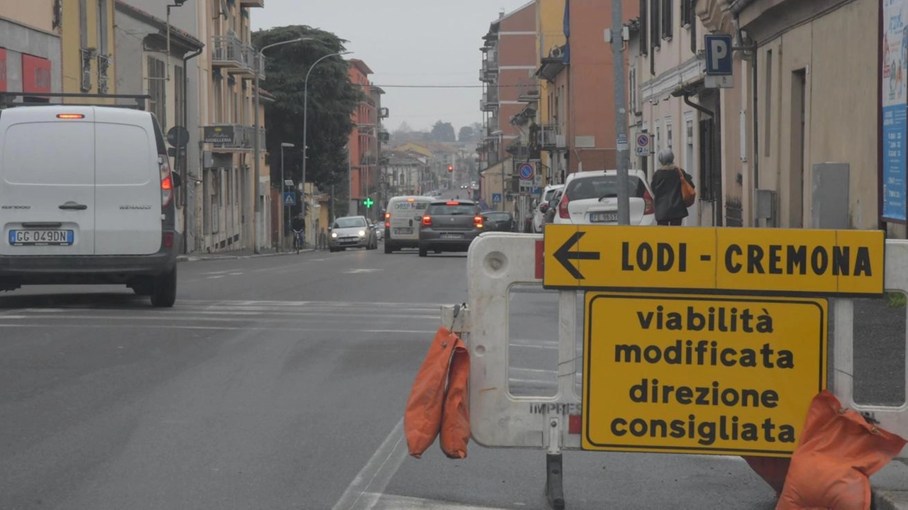 Lavori in corso in viale Cremona dove all’altezza di via Salimbeni si sta realizzando la nuova rotonda costruita da MD per migliorare la viabilità