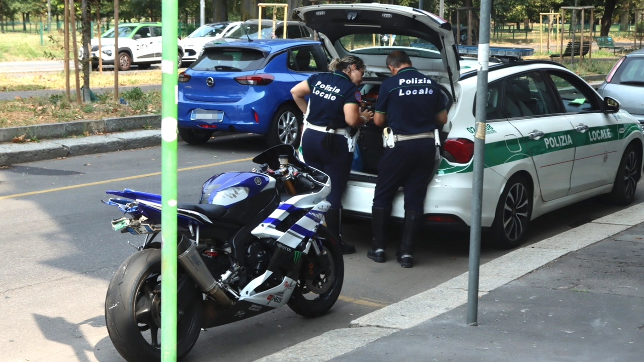 La pattuglia della Polizia locale di Milano impegnata nei rilievi