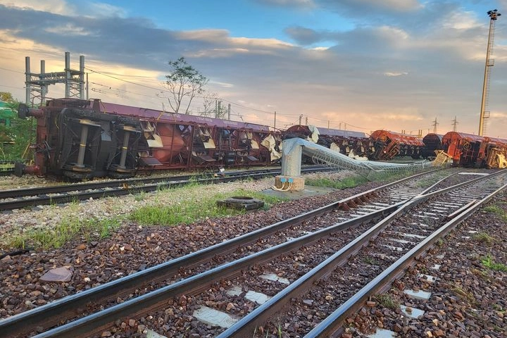 I treni rovesciati dal vento a Borgo Mantovano (foto dal profilo Facebook di Alberto Borsari)