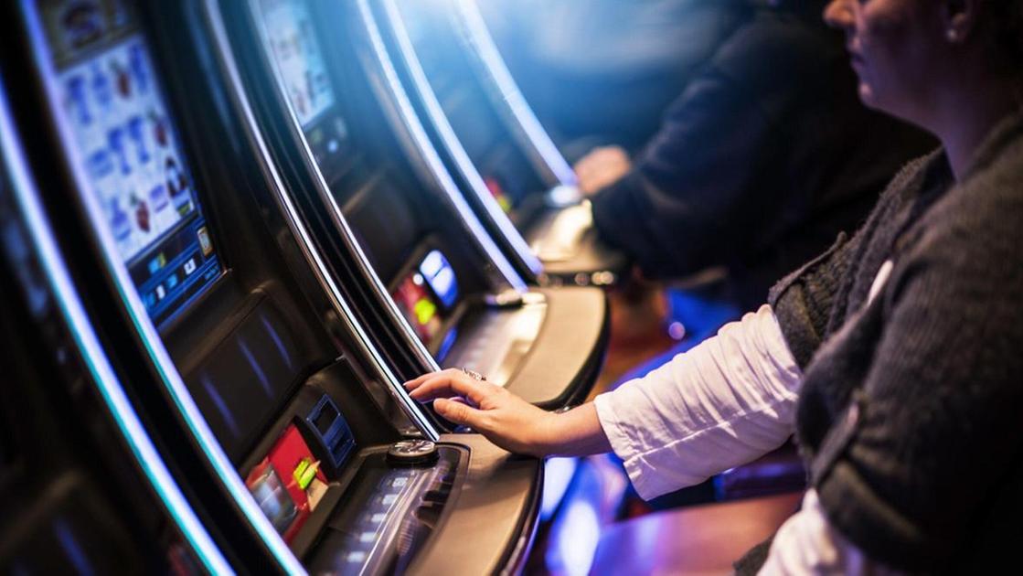 Slot machine, scattano i divieti: "Lontano dai luoghi sensibili"