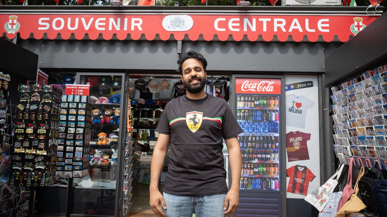 Sherif Fawzy, edicolante di piazza Duca d'Aosta (Foto Davide Canella)